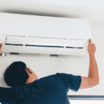 Teknisi sedang memeriksa evaporator AC untuk perawatan rutin