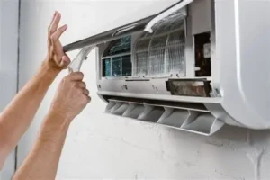Evaporator AC bocor sedang diperiksa oleh teknisi