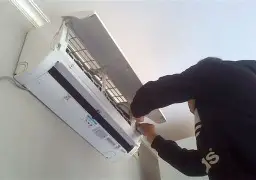 teknisi memeriksa AC inverter di dalam rumah