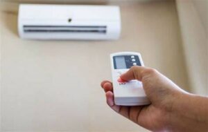 Teknisi sedang menjelaskan cara kerja AC Inverter kepada pemilik rumah