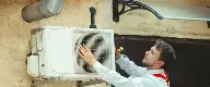 AC inverter sedang digunakan di kamar tidur modern