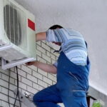 AC inverter di rumah sedang diperiksa teknisi