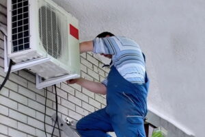 AC inverter di rumah sedang diperiksa teknisi