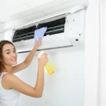 Orang membersihkan evaporator AC