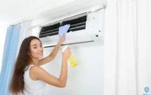 Orang membersihkan evaporator AC