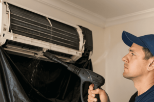 Teknisi sedang membersihkan evaporator AC untuk memastikan kinerja pendinginan tetap maksimal.