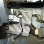 Teknisi memeriksa evaporator AC rumah