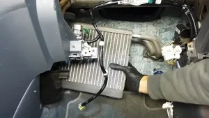 Teknisi memeriksa evaporator AC rumah