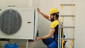 Teknisi sedang memeriksa evaporator AC kotor di dalam ruangan