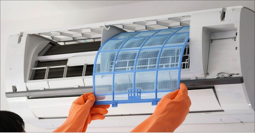 Teknisi memeriksa panel Smart AC di dalam ruangan rumah