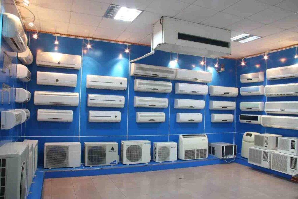 Ilustrasi teknisi menunjukkan unit AC inverter terbaru 2025