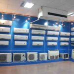Ilustrasi teknisi menunjukkan unit AC inverter terbaru 2025