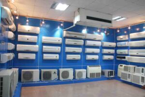 Ilustrasi teknisi menunjukkan unit AC inverter terbaru 2025