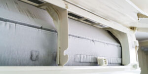 evaporator AC beku di unit indoor