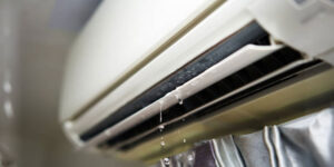 Teknisi sedang memperbaiki evaporator AC boco